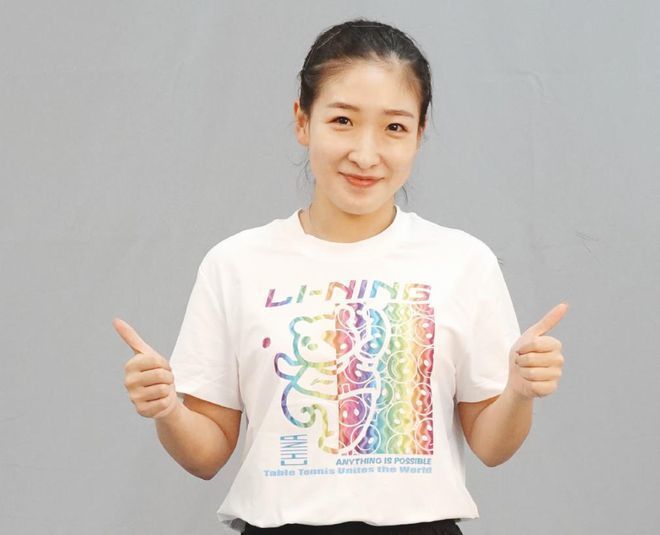 瓜迪奥拉在发布会上回应了批评曼城自满的言论，瓜迪奥拉表示，在他看来这支球队表现得非常好，没有任何自满的情绪，自满的也许是那些评论员。